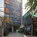 RedDoorz Plus near Radio Dalam 3
